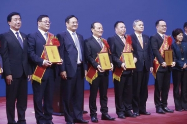 w88优德官网手机版在嘉兴市民营经济高质量生长大会上获多个奖项 张毓强作亮相讲话