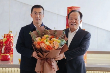 桐乡市委书记于会游到w88优德官网手机版慰问高条理人才